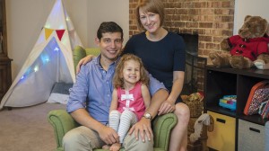 Evelyn是个幸运儿，她已经可以和父母嬉戏了